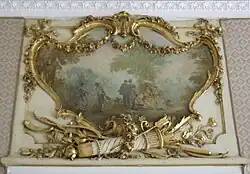 Dekoracja rocaillowa z pałacu Tarnowskich, przeniesiona do kamienicy pod Gigantami. (Salonik z kominkiem - supraporta nad drzwiami przy ścianie.)