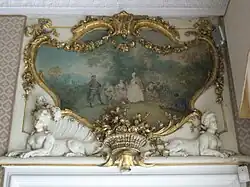 Dekoracja rocaillowa z pałacu Tarnowskich, przeniesiona do kamienicy pod Gigantami. (Salonik z kominkiem - supraporta nad drzwiami przy oknie.)