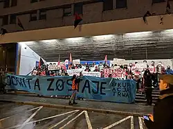 Zdjęcie protestujących z kilkumetrowym, niebieskim banerem z napisem "Jowita zostaje"