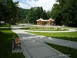 Park zdrojowy, deptak