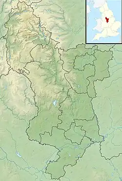 Mapa konturowa Derbyshire, u góry po lewej znajduje się czarny trójkącik z opisem „Kinder Scout”