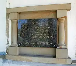 Tablica na ścianie frontowej