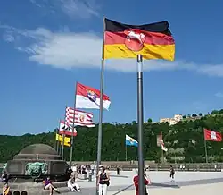 Flagi krajów związkowych Niemiec powiewające nad obszarem Deutsches Eck