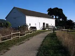 Zabytkowa stodoła Dickemana w parku Año Nuevo.