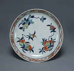 Talerz z dobrowróżbnym owocem. Porcelana kakiemon, era Enpō (1673–1681). Skarb Narodowy Japonii. Muzeum Narodowe w Tokio