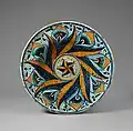 Talerz ze wzorem w formie pawiego pióra. Prawdopodobnie Deruta, ok. 1470–1500. J. Paul Getty Museum