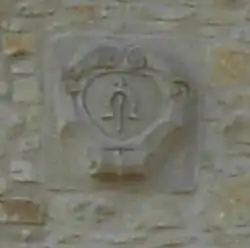 Herb Dołęga, zdobiący bramę wjazdową do zamku