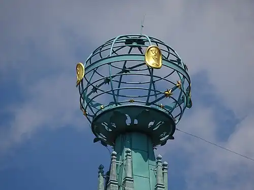 Globus w zwieńczeniu domu z symbolem Wydawnictwa Literackiego.