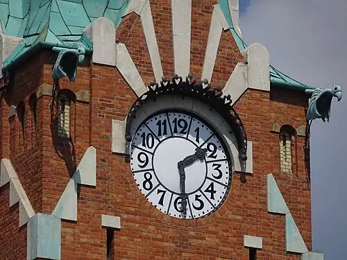 Zegar i rzygacze od strony ulicy Basztowej.