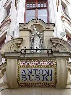 Mozaika w rogu Domu Suskiego w Krakowie nad portalem wejściowym zaprojektowana przez Jana Bukowskiego, Kraków pl. Dominikański 6, 1909.