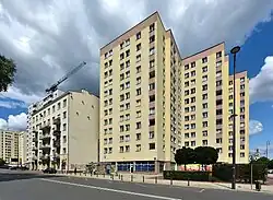 Domy przy ul. Żelaznej 74 (z lewej) i ul. Chłodnej 22 (z prawej), pomiędzy którymi znajduje się Dom Kereta