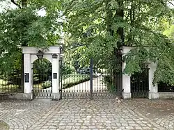 Brama wjazdowa na teren ogrodu