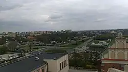 Strona północno-wschodnia. Po lewej zabudowania mieszkaniowe Kalinowszczyzny, po prawej fragment kaplicy Trójcy Świętej (2017)