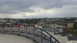 Strona północno-zachodnia. Pośrodku dolina Czechówki i al. Tysiąclecia, po obu stronach zabudowania Śródmieścia, po prawej w dali osiedla mieszkaniowe na Czechowie (2017)