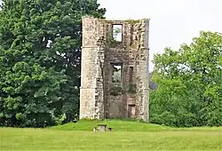 Wieża z XVII wieku, jedyna pozostałość po Zamku Douglas