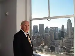 Dr Jan Krasoń na tle okna