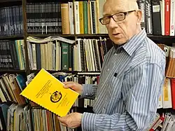 Zdjęcie Jana Krasonia z Raportem Geoexplorers o zasobach Polski