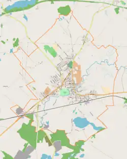 Mapa konturowa Drawska Pomorskiego, na dole nieco na prawo znajduje się owalna plamka nieco zaostrzona i wystająca na lewo w swoim dolnym rogu z opisem „Okra”