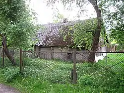 35.* Drewniana chałupa z XIX / XX w. z zabytkową piwnicą, ul. Na Błonie 27