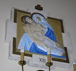 Stacja drogi krzyżowej autorstwa Zofii Trzcińskiej-Kamińskiej, rzeźbiarki pochodzącej z Lesiec