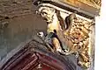 Gryf podtrzymujący balkon nad wejściem głównym