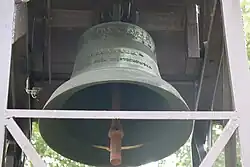 Jeden z dwóch dzwonów na dzwonnicy