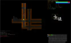 Kolorowy zrzut ekranu z gry. Główny, największy, umieszczony w lewej górnej części ekranu obszar zrzutu przedstawiona najbliższą bohaterowi część podziemnych lochów – korytarzy, wraz z postacią bohatera w centrum i ze znajdującymi się w okolicy przedmiotami – zwłokami wroga, pieniędzmi, zbroją. Poniżej tej części zrzutu znajdują się ostatnio otrzymane informacje, m.in. wynik ostatniej walki. Prawa część zrzutu to, od góry: informacje o bohaterze gracza (imię, rasa, wyznawana religia, statystyki); większa część lochów poziomu na którym gracz się znajduje, a którą już poznał, z zaznaczonym fragmentem wyświetlanym w głównej części; ikony przedmiotów posiadanych przez bohatera.