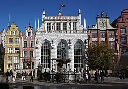 Fasada dworu Artusa (przed nią Fontanna Neptuna, po lewej Stary Dom Ławy, po prawej Nowy Dom Ławy)