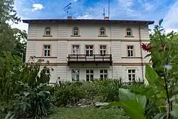 Trójkondygnacyjna budowla z balkonem