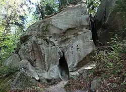 Skała z otworem Jamy pod Lucyferem I