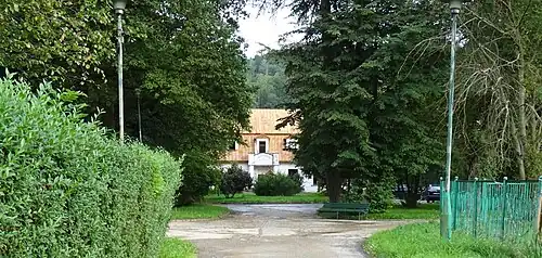 Widok na dwór od strony głównej.