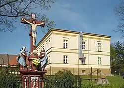 Dwór oraz grupa Ukrzyżowania