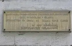 Tablica pamiątkowa na ścianie budynku głównego Dworca Kolei Górnośląskiej