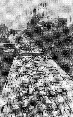 Wywóz ze zrujnowanego po wojnie Wrocławia wagonów pełnych cegieł z bocznic przy Dworcu Świebodzkim (tzw. Wrocław Zachodni); w głębi pozostałość budynku Dworca Marchijskiego