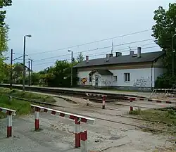 Widok na przystanek kolejowy Poznań Dębina z ulicy Wiśniowej. Zdjęcie wykonane w 2007 roku.