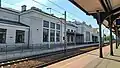 Budynek dworca widoczny z peronu 2.