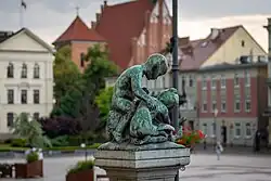 Dzieci bawiące się z gęsią