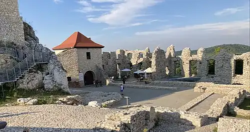 Dziedziniec po rekonstrukcji