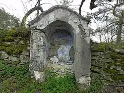 Kapliczka w murze z resztkami polichromii