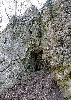 Skały z otworem schroniska