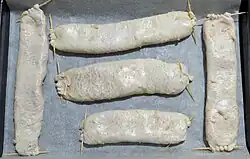 Pięć kiszek dzionia ułożonych na papierze do pieczenia