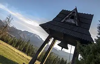 Dzwonnica i widok na Tatry