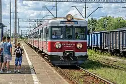 Klasyczny pociąg kategorii Regio, obsługiwany elektrycznym zespołem trakcyjnym EN57 (2016)