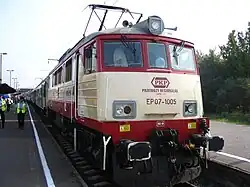 Przód lokomotywy EP07. Widoczne malowane na czerwono - sprzęgi przewodu głównego, i malowane na żółto - sprzęgi przewodu zasilającego.