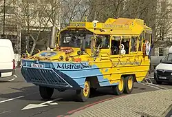 Demobilowy pojazd współcześnie wykorzystywany do obwożenia turystów