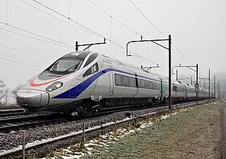 Eurocity, dawniej Cisalpino, działa na głównych liniach międzynarodowych w Unii Europejskiej operowanych przez Trenitalia. Zatrzymuje się głównie w dużych miastach.