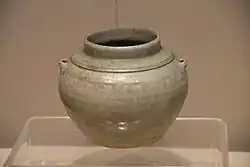 Waza z Yue z celadonową glazurą. Późniejsza dynastia Han (25–220). Muzeum Prowincji Zhejiang