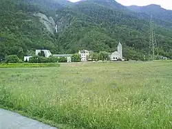 Międzynarodowe Seminarium św. Piusa X w Écône. W tle – góry.