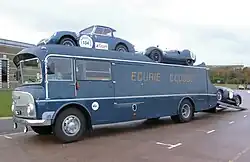 Transporter samochodów wyścigowych lata 50.