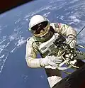 Ed White – pierwszy amerykański astronauta podczas spaceru kosmicznego (Gemini 4).